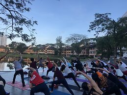 Flamingo Hotel by The Lake