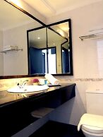 Flamingo Hotel by The Lake