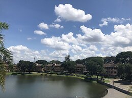 Flamingo Hotel by The Lake