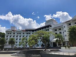 Flamingo Hotel by The Lake