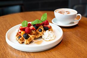 Coast Coal Harbour Vancouver Hotel by APA