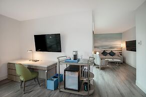 Coast Coal Harbour Vancouver Hotel by APA