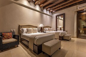 Ananda Hotel Boutique