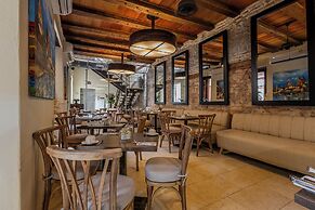 Ananda Hotel Boutique