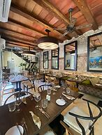 Ananda Hotel Boutique