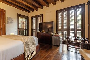 Ananda Hotel Boutique