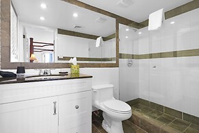 Aqua Bay Club Condos