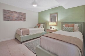 Aqua Bay Club Condos