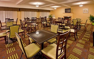 Holiday Inn Express Hotel & Stes Kansas City Sports Complex by IHG
