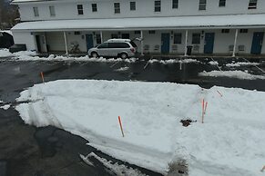 Colonial Motel