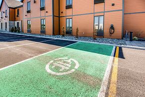 Econo Lodge Inn & Suites