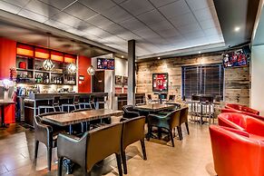 Econo Lodge Inn & Suites