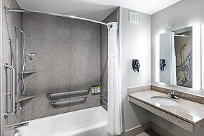 Holiday Inn Express Hotel and Suites Pryor by IHG