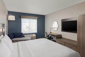 Holiday Inn Express & Suites Sacramento NE Cal Expo by IHG
