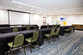 Holiday Inn Express & Suites Sacramento NE Cal Expo by IHG