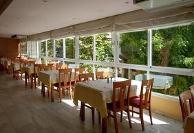 Hotel Monarque El Rodeo