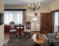 Aurus Hotel by Adrez Living