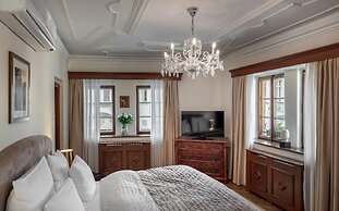 Aurus Hotel by Adrez Living