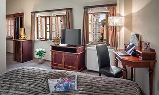 Aurus Hotel by Adrez Living