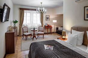 Aurus Hotel by Adrez Living