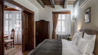 Aurus Hotel by Adrez Living