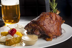 Hotel At the Golden Scissors