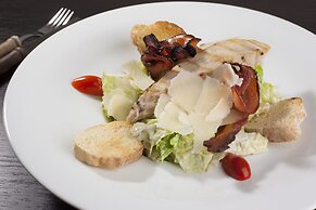 Hotel At the Golden Scissors