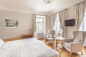 Hotel At the Golden Scissors