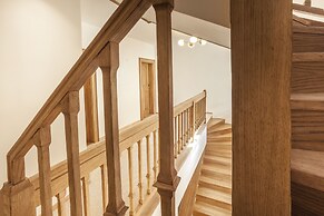 Hotel At the Golden Scissors