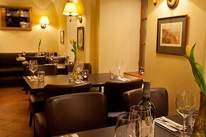 Hotel At the Golden Scissors