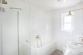 Hotel At the Golden Scissors