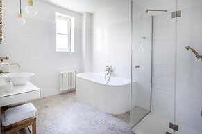 Hotel At the Golden Scissors