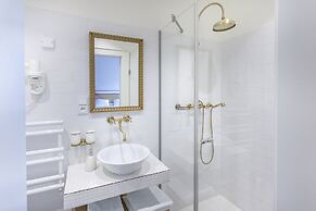 Hotel At the Golden Scissors