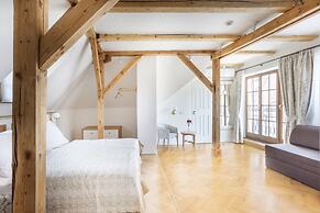 Hotel At the Golden Scissors