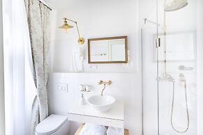 Hotel At the Golden Scissors