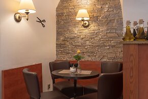 Hotel At the Golden Scissors