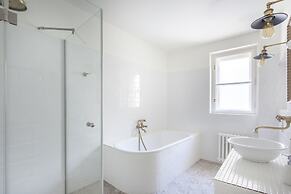 Hotel At the Golden Scissors