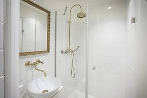 Hotel At the Golden Scissors