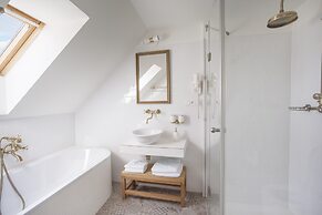 Hotel At the Golden Scissors