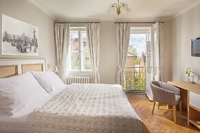 Hotel At the Golden Scissors