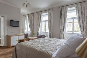 Hotel At the Golden Scissors