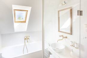 Hotel At the Golden Scissors