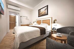 Hotel At the Golden Scissors