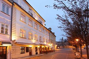 Hotel At the Golden Scissors