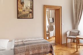 Hotel At the Golden Scissors