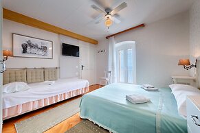 Mira Sea Front Guesthouse