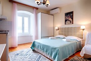 Mira Sea Front Guesthouse