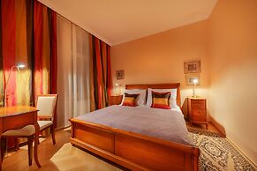 Hunger Wall Residence