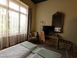 Alpenrose Hotel & Gardens