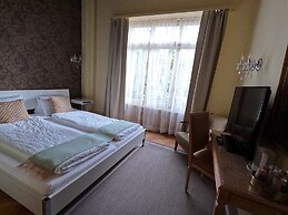 Alpenrose Hotel & Gardens